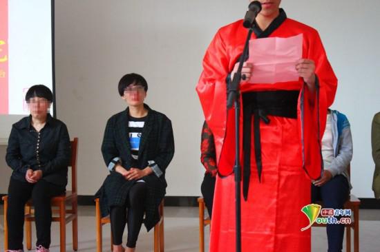 “十八岁,是自觉的标志,作为成年人的我们,有义务履行宪法和法律,以中国人民共和国公民的身份去享受宪法和法律赋予我们的全部权利,去承担宪法和法律所要求的全部义务,尊重法律、敬畏法律,坚决杜绝重新犯罪……”未成年犯代表在发言中表示。