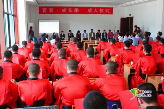 “我的一切都是父母的恩赐,爸爸妈妈给我的恩赐,远比天高,更比海深。看羊儿跪下吃奶,看乌鸦反哺父母,孝心是一切动物,天性的光芒,孝心是宇宙人间,永恒的真理。因此,发愿:从今日起,永远真心的,孝敬爸爸妈妈!”未成年犯集体诵读《孝亲颂》时,击中所有家长的泪点。