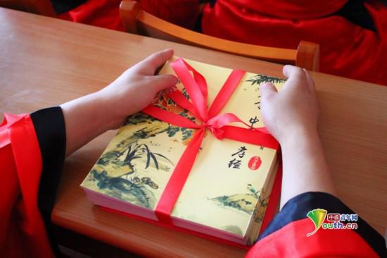 图为领到书籍的未成年犯爱不释手。