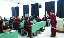 先生学生一起穿汉服读经典 “私塾教学”现身大学校园