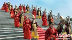 安徽金寨举办汉式集体婚礼 七旬金婚老人穿汉服为20对新人送祝福