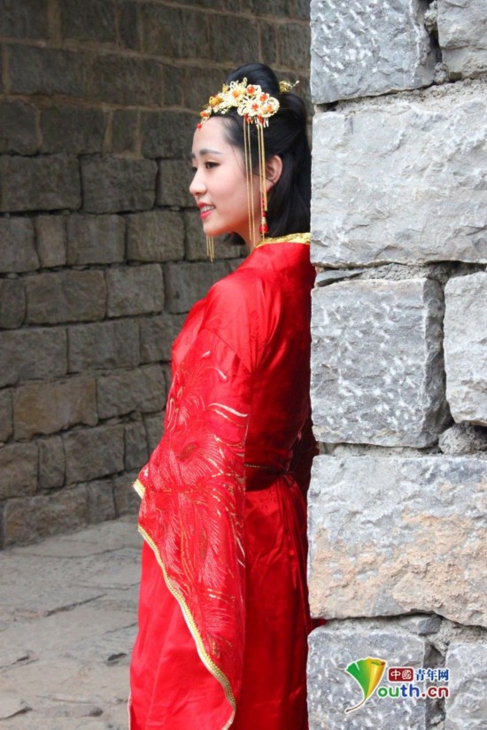 身姿曼妙婀娜的美女与顽石形成鲜明对比