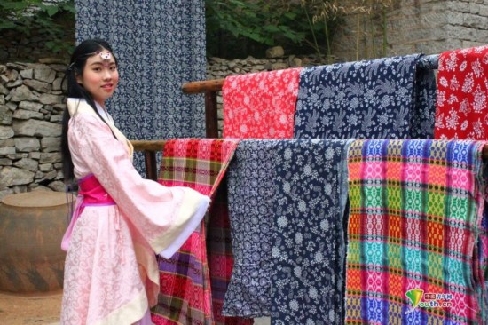 在上九山景区粗布坊景点身着汉服的美女正在展示印花粗布