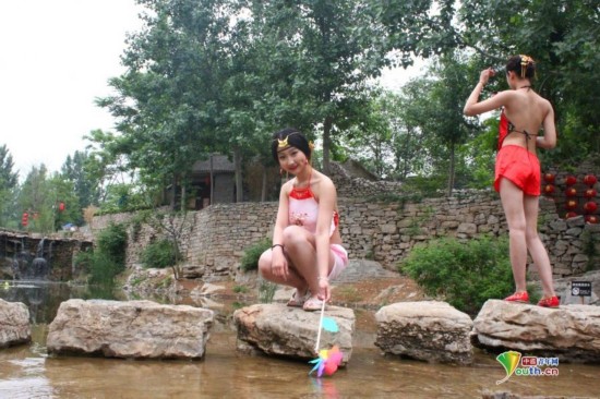 在上九山景区水街景点身着汉代典型“抱腰”兜肚的美女戏水