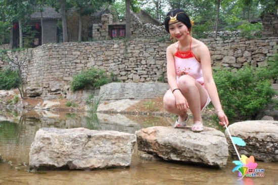 在上九山景区水街景点身着汉代典型“抱腰”兜肚的美女戏水