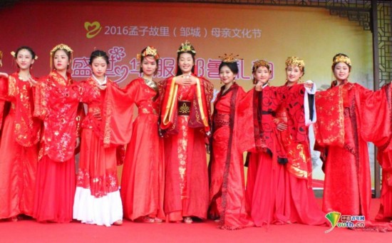 据了解，汉服，又称汉衣冠、华夏衣冠、汉装、华服，是汉族传统民族服饰。