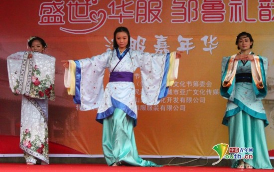 汉代较高的妇女地位，促进了汉代女子服饰的兴盛，并凭借自己超高的审美意识和装扮技巧，从而在历史上留下了一个端庄婀娜的形象。汉代是中国女子服饰的奠基时期，她奉承的古朴之风，以端庄大气、清新质朴不失华丽的风格自成一体。