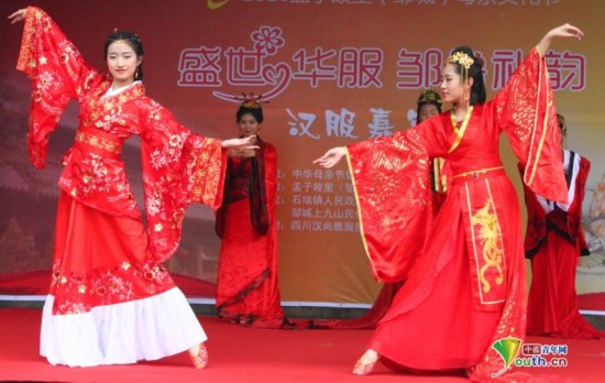 同时，汉代女子服饰纹样题材多变，充满浓郁的神话色彩。汉代服饰在图案色彩上的运用主要以对比为主，强调明快、醒目、艳丽，表现了素中见华丽的特点。