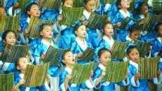 300幼儿穿汉服 诵经典传孝道