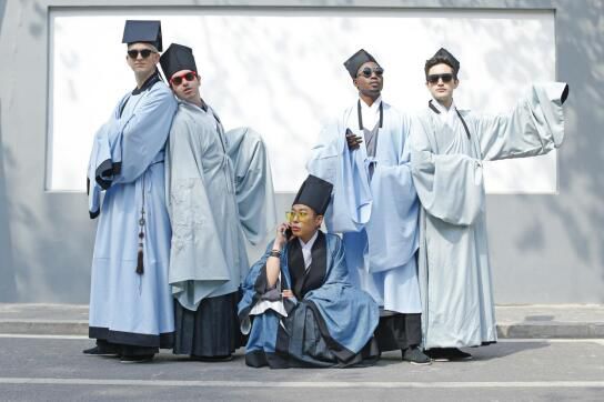 汉服中,左侧的衣襟与右侧的衣襟交叉于胸前的时候,就自然形成了领口的交叉,称为“交领”——代表传统文化的对称学,显出独特的中正气韵,代表做人要不偏不倚。