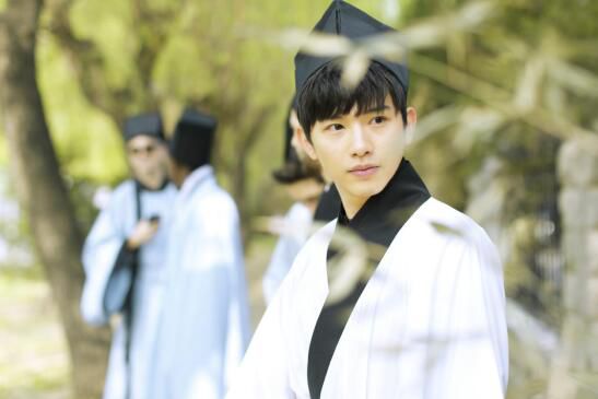 这正直脸非非给你满分!结合“天人合一”的思想,交领即代表天圆地方中的地,方与正。而袖子,则是圆袂,代表“天圆”,两者结合,显示出雍容大度、典雅、庄重、飘逸灵动的风采。    【就这个feel倍儿爽!】