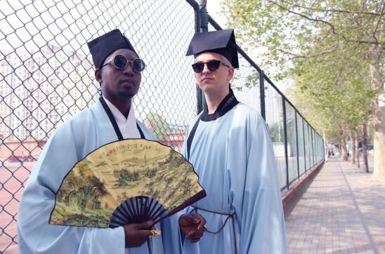 直裾深衣的下摆所用布帛共12幅,以应一年有12月之意。衣袖呈圆弧状,交领处成矩形,这代表做人要有规矩。衣带下垂很长,一直到脚踝,代表正直,下襟与地面齐平,代表权衡。    众多儒家思想包含在内,当人穿上汉服,自然就会注意自己的言行举止,看看这严肃的小表情,男神你们气质了!