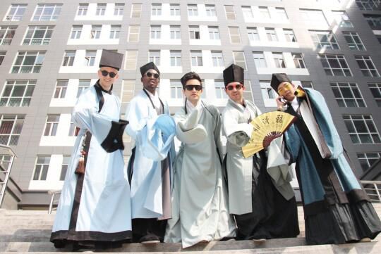 从古到今,从“歪果”到中国,跨越空间时间的距离,当歪果仁穿上了书生装,当文化碰撞VS灵魂颤抖,这样“极限穿越”的一组毕业照是不是也勾起了你的一些青春回忆呢?