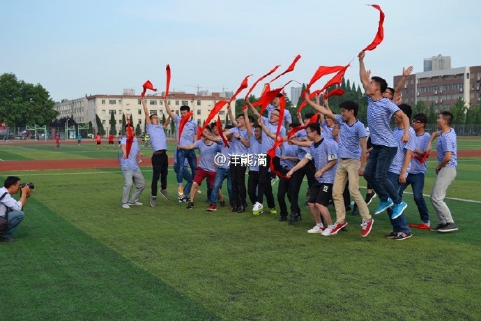 六安皖西学院毕业生拍特色毕业照 美女大学生穿汉服留影-图片3