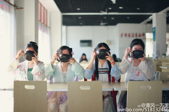 淮北师范大学毕业生拍汉服毕业照 在校食堂端饭碗搞笑-图片6
