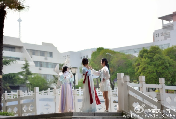 淮北师范大学毕业生拍汉服毕业照 在校食堂端饭碗搞笑-图片7