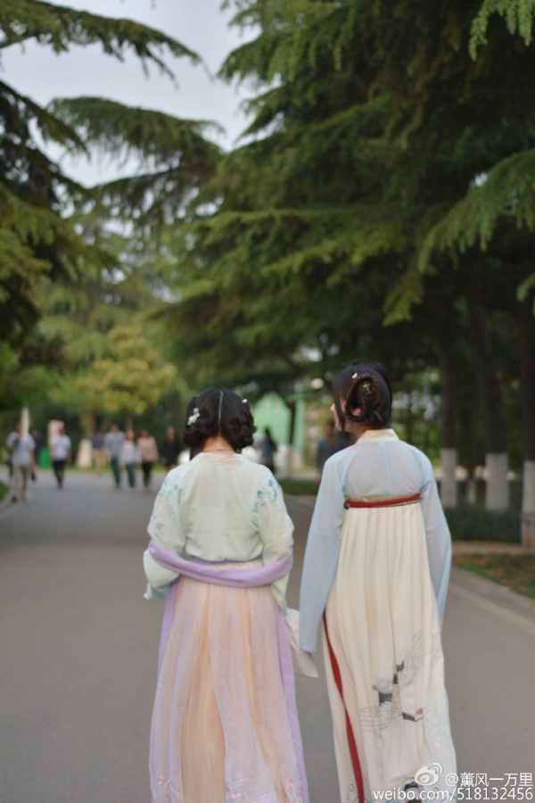 淮北师范大学毕业生拍汉服毕业照 在校食堂端饭碗搞笑-图片8