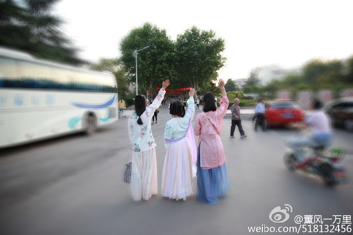淮北师范大学毕业生拍汉服毕业照 在校食堂端饭碗搞笑-图片9
