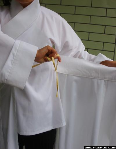 下裙穿法：其实和上衣雷同，也是先系左边的带子，再把裙子围起来，系住外面的带子。（不过好象有些裙子没做里面的系带。。。）