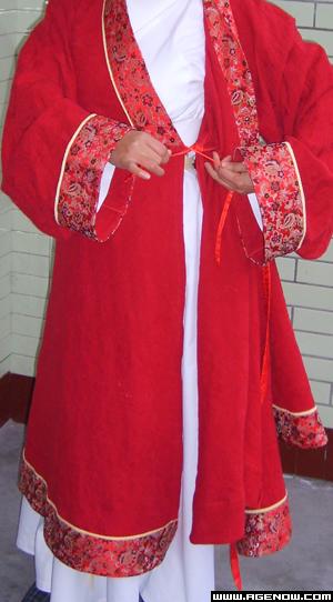 中衣下裙穿好后，就开始穿外面的曲裾了。套上曲裾，和中衣穿法一样，先系左边的带子，再把裙裾围绕腰部缠绕，系住末尾的带子，最后系好腰封，完毕！！！