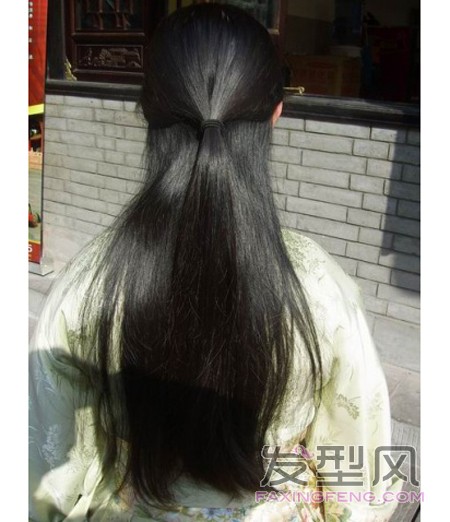 最后这个是影楼做的发型,如果有假发的朋友可以尝试学着做: 一,最简单
