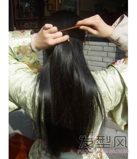 5、左手拿着小辫子在簪子上绕两圈