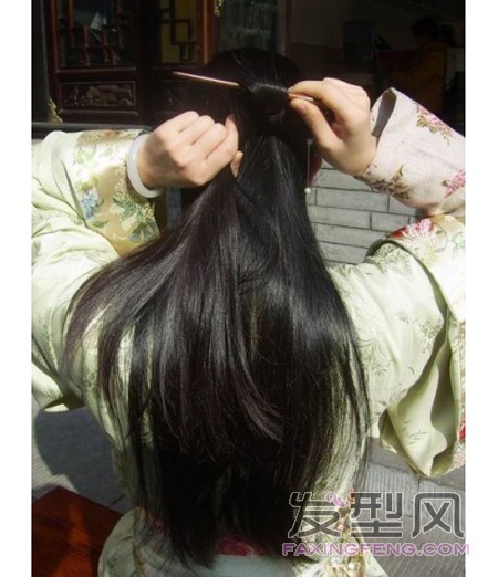 注意：绕两圈后左手仍然要紧紧拉住小辫子的尾端，避免发髻松了：