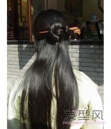 第二种发型：
1、把头发前面部分（约二分之一）偏分，左右各用黑色橡皮筋扎起来