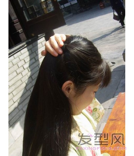 4、再从头顶捞起一点头发，连同这两个辫子握在一起