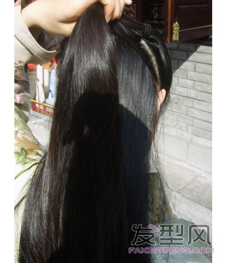 5、把握住的这些头发拧在一起，然后盘在头顶上，用黑色钢夹固定好