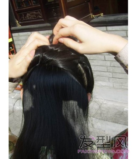 7、在盘好后插上簪子，前面还可以加上其它装饰物，比如一些小珠饰等
如果头发不是那么听话的话，可以用点水洒在头发上，或者用哩水定型发胶之类的固定头发形状，这样就可以少用一点钢夹，只是洗头的时候麻烦一点