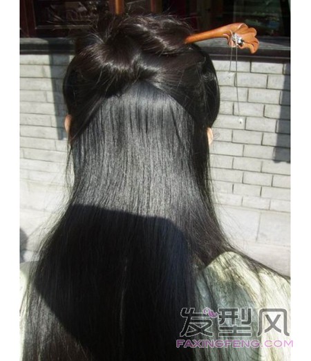 第三种发型：
1、像第二种发型那样先把前面部分的头发偏分，用黑色橡皮筋扎两个小辫子