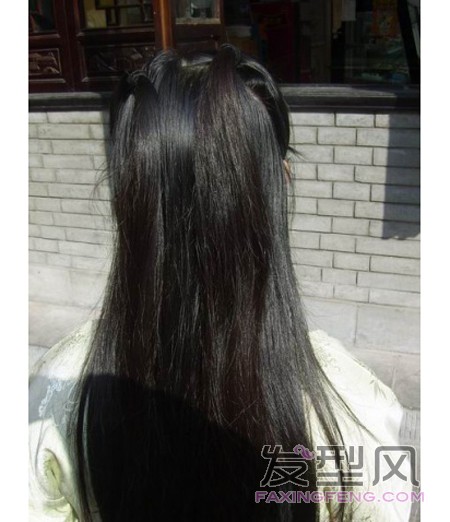 3、把簪子放在头发上，如同第一种发型里一样，在发簪上缠绕两圈后，发簪从右至左穿出来，形成一个偏头髻。