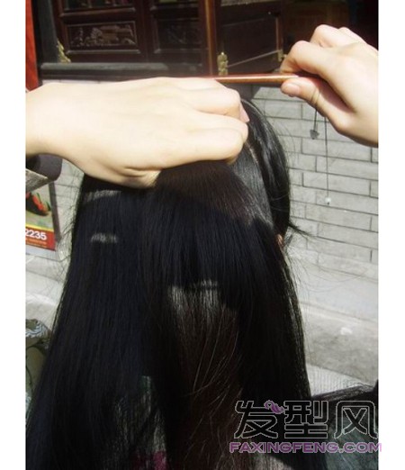 4、再从头顶捞一起头发起来，连同上一步绾髻剩下的发尾一起用左手握住