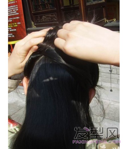 如果有一些小花或者适合的首饰，再插到头发上即可，至于装饰出来的效果这就看各位姐妹自己的创造了：）
如果在很庄重正式的场合，或者年龄稍微大一点的姐姐，可以在第二、第三种发型完成后，把后面剩下的头发再用丝带绑起来。就如同下面这种效果