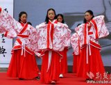 武汉小学生着汉服行汉礼演绎中华传统文化