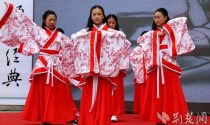 武汉小学生着汉服行汉礼演绎中华传统文化