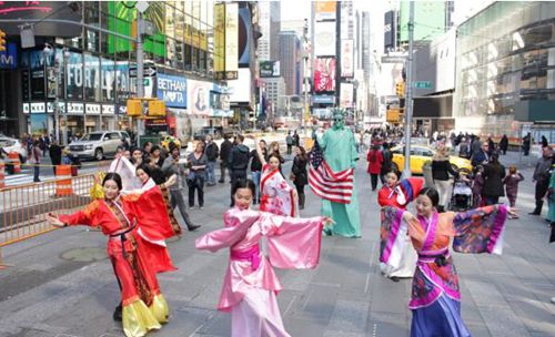 白静表示，穿着古装可以展现自己多方面的才艺和气质，获得更高的印象分。据悉，此次招聘有40余名同学通过了面试。