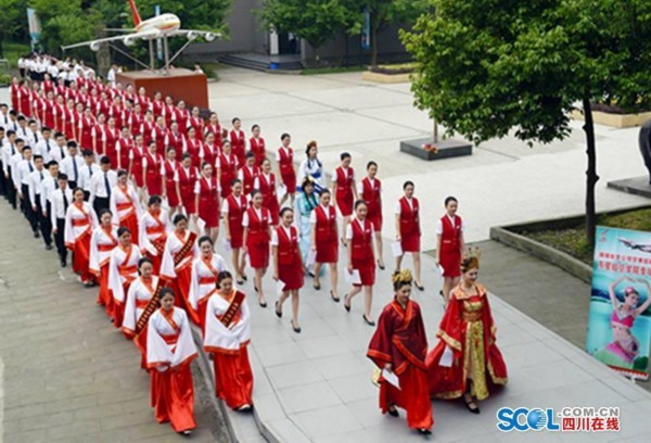 “汉服美女!”空乘招聘队伍中走来了数十位身着飘逸汉服的女生，个个云鬓轻挽。面试官揉揉眼睛，不敢相信:“这是穿越了吗?”
