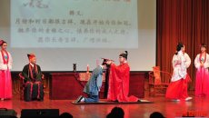 传统成人礼亮相师大附中 着汉服“加冠加笄”