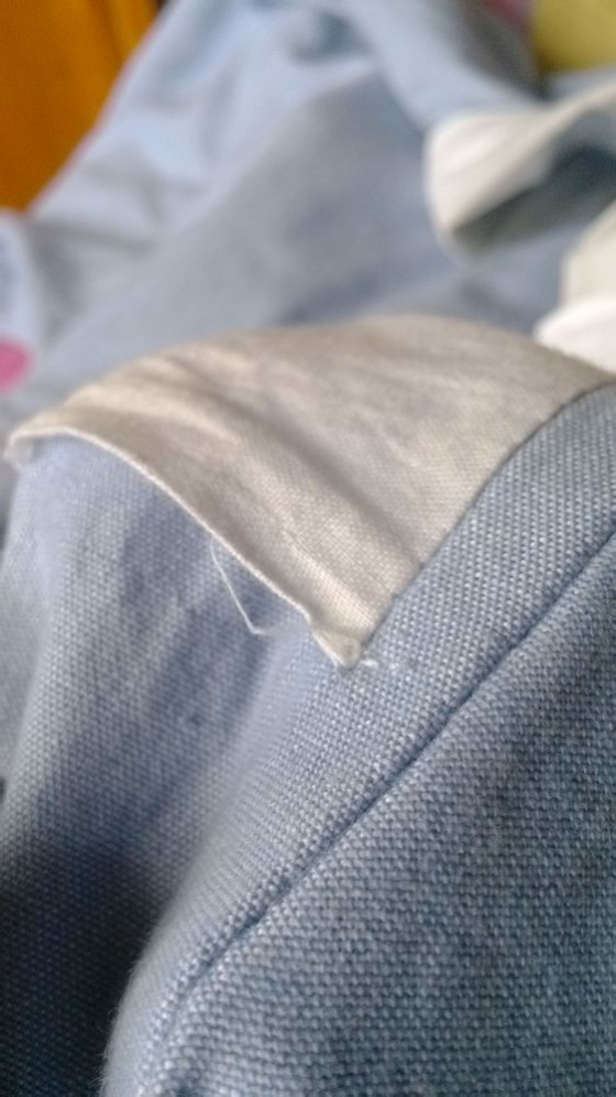 如果没加护领的，直接在领子上剪开一道一样的口子即可 

这就是正主：可拆洗的护领——其实就是一条白布
宽度要大于汉服里外衣领之和（因为做窄了有可能护不到所有的领子）、
两头做的窄一些，并在里面加上一些衬纸或者做双层（增加硬度）