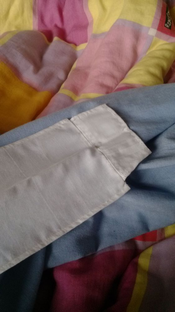 那么该如何上护领呢？方法如下：
首先将护领贴在衣领上