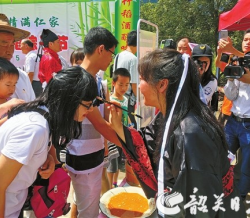 首届丹霞竹稻粽子节举行 着汉服祭拜迎端午