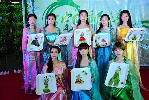 女大学生身着汉服 千余粽子送环卫工-图片1