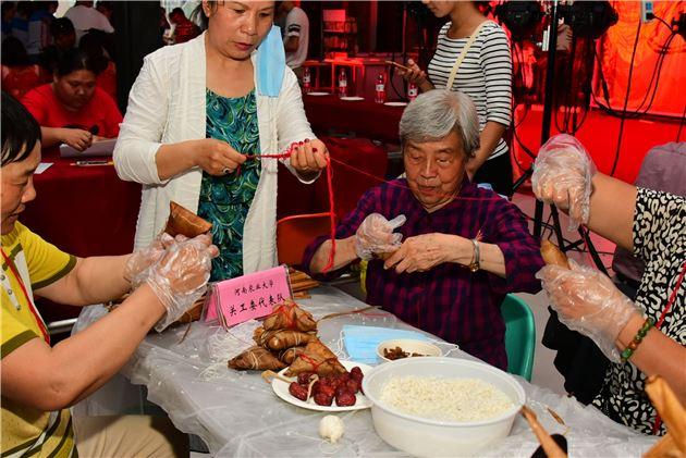在校园里，50余位身着华丽汉服的表演者惊艳亮相，演绎了“话由来、忆屈原、舞经典、拼果盘、包粽子、绣香包、写书法，绘剪纸”等环节，吸引了众人的目光。从舞狮子到龙舟号子，表演者时而腾翻，时而扑跌，时而跳跃，，将舞蹈动作展现得淋漓尽致。