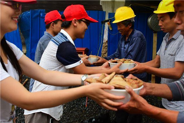 随后，由500名大学生亲手包好的千余个粽子，陆续送给了环卫工、铺路工、社区老人，离退休教师等，和他们共度端午。一名组织者表示，此次“粽香龙情” 端午食品文化节以多姿多彩的活动为平台，阐释了端午节这一传统节日的文化内涵，使大家了解到端午节的由来、别称、习俗等，引导同学们探寻中华传统文化的轨迹，感悟华夏文明的博大精深。