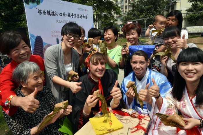 挂上香袋,吃好粽子,来自俄罗斯等国的朋友乐坏了