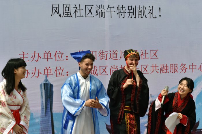 身着汉服学习汉礼