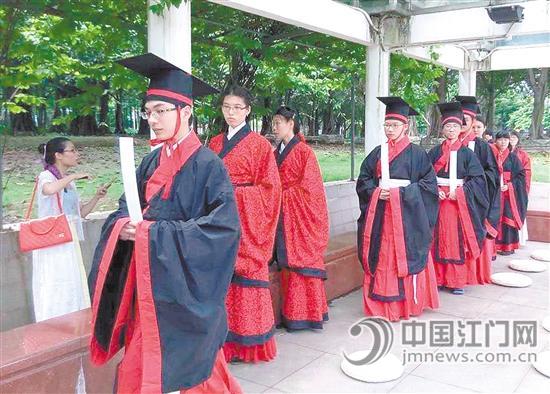 汉服宣传志愿者正在严格按照程序举行祭祀屈原的活动。