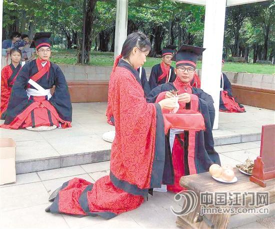 18名汉服宣传志愿者 穿汉服蓬江河畔祭祀屈原-图片2